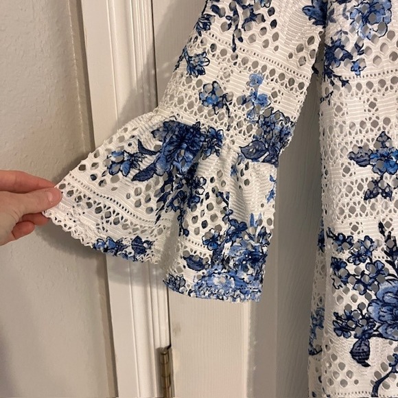 R&K Floral Lace Dress Bell Sleeve White‎ Blue Party Cocktail Size 10 - Picture 6 of 6